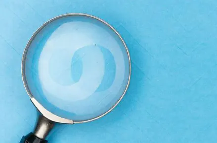 A magnifying glass on a light blue background. Author Markus Winkler.
