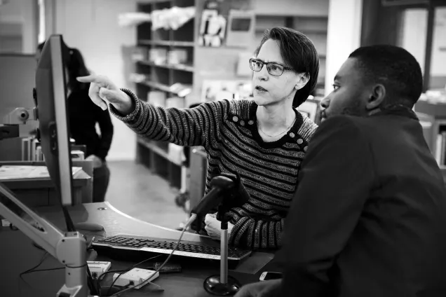 A librarian helps a student at the information desk. Photographer Johan Bävman.