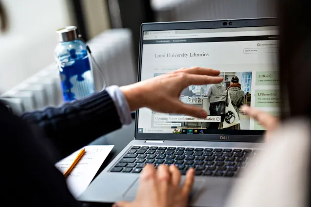 An open laptop. Hands pointing at the screen. Photographer Johan Persson.