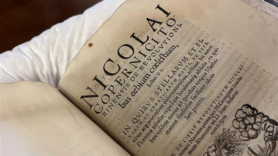 Copernicus bok De revolutionibus orbium coelestium uppslagen