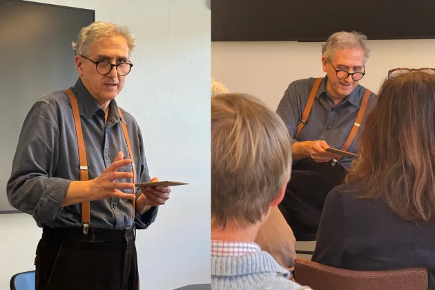 Jan Eric Olsén läser högt ur manualer på Universitetsbiblioteket scen. 