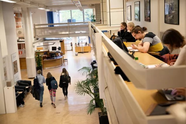 Studenter i rörelse på entréplan och studerande på våning ett. Fotograf Johan Bävman.