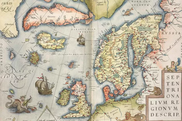 Kolorerad karta över Nordatlanten med sjöodjur, fartyg och ö som inte existerar. Fotografi.