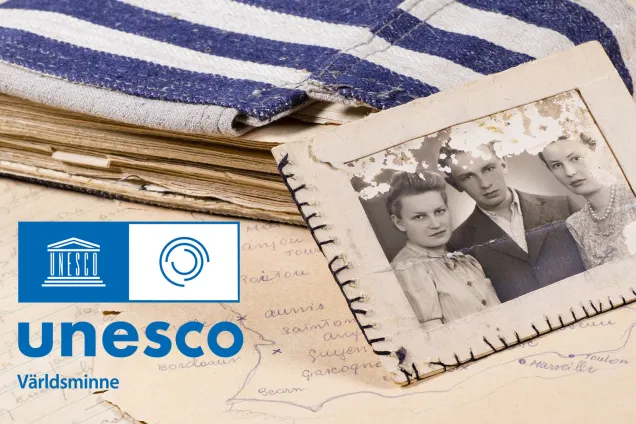 Fotografi med två kvinnor och en man.Handskrivna anteckningar och blå- och vitrandig fångdräkt som bokomslag. Fotografi på material från Ravensbrückarkivet. Till vänster i bilden finns en blå logotyp med orden Unesco världsminne placerad.