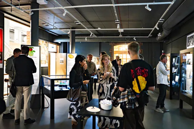 Människor som befinner sig i UB:s utställningssal 