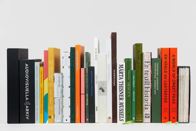 Bokryggar i olika färger mot vit bakgrund.