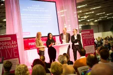 Fyra personer samtalar på podium inför publik på bokmässan 22 september 2022. Fotograf Jessica Pamp.