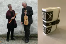 Två musiker som håller i medeltida instrument, samt en bok bunden med medeltida teknik.