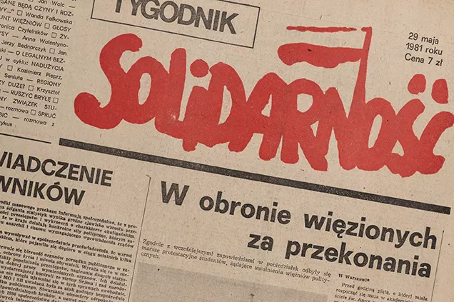Ordet Solidarność tryckt i röd font i tidskrift. Fotografi.